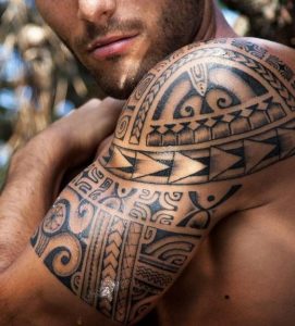tatuaggio tribale uomo braccio Akkademy tattoo